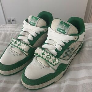 Louis Vuitton Skates Green size 9